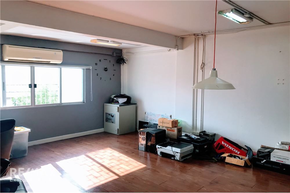 4-Story Townhouses Great Location! Just 10 minutes to Sukhumvit 29