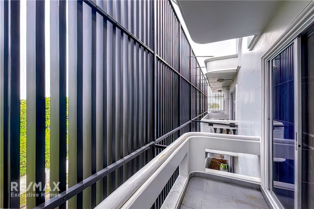 4-Story Townhouses Great Location! Just 10 minutes to Sukhumvit 31