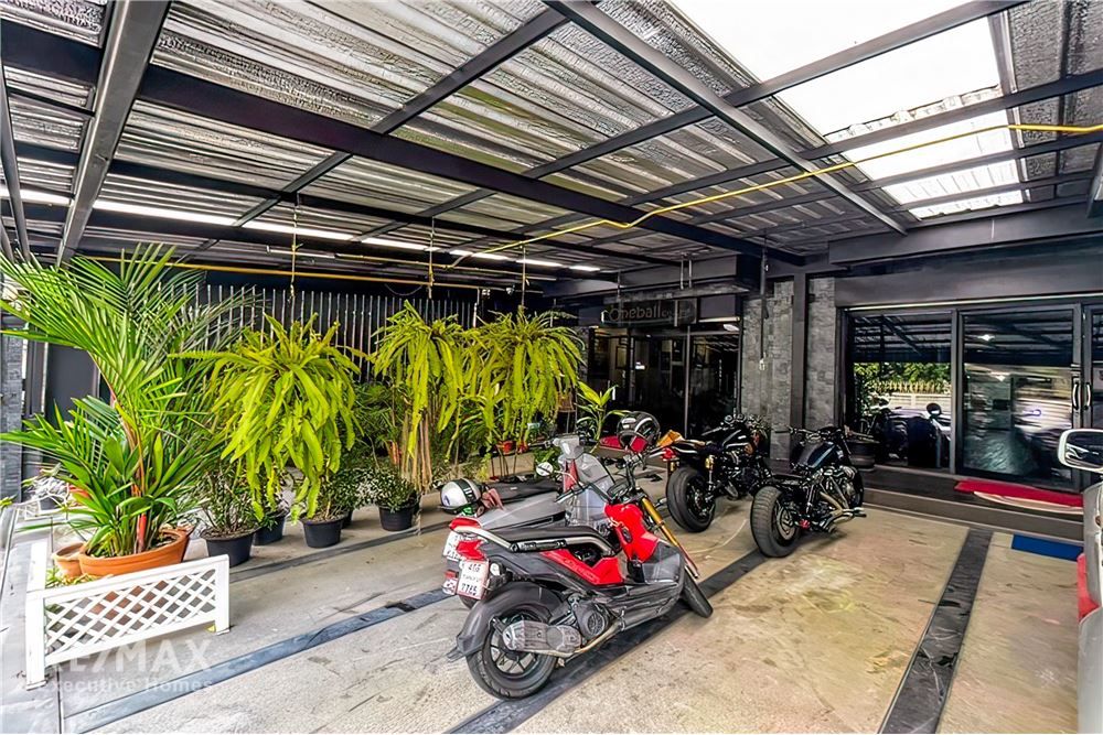 4-Story Townhouses Great Location! Just 10 minutes to Sukhumvit 6