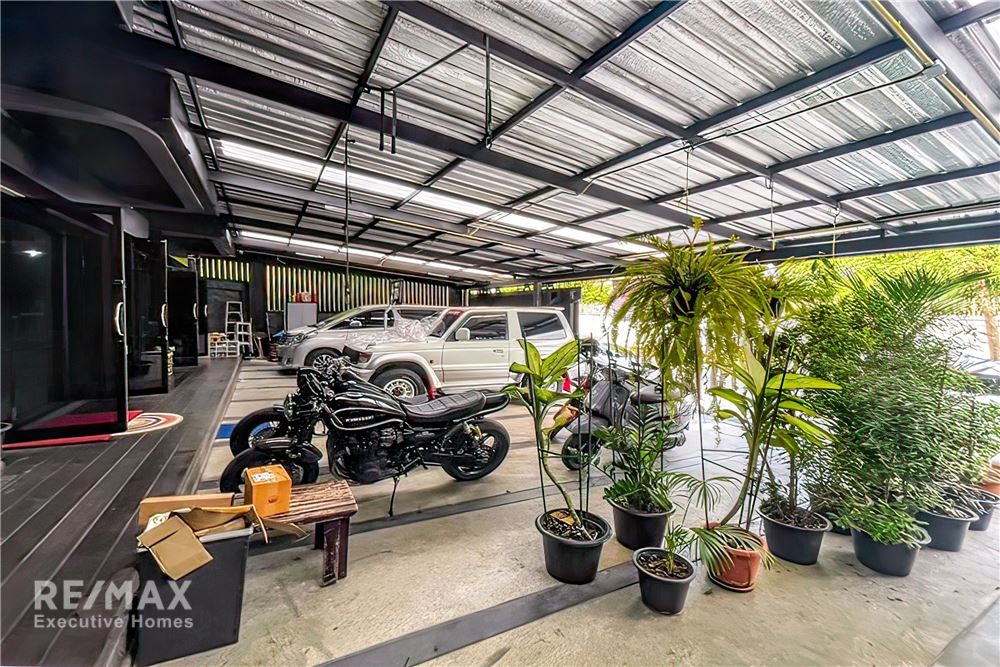 4-Story Townhouses Great Location! Just 10 minutes to Sukhumvit 7