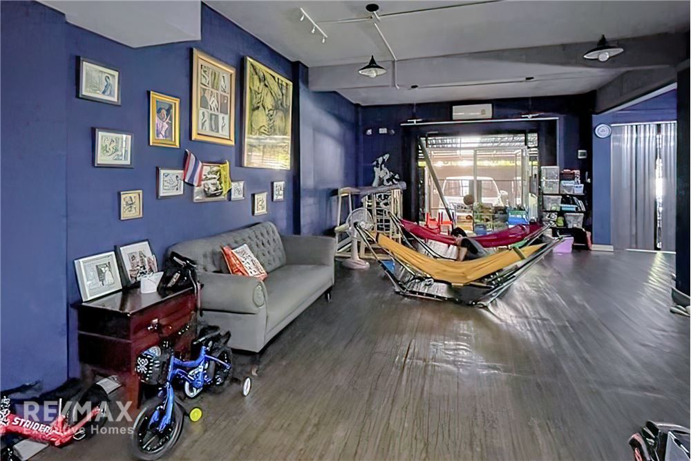 4-Story Townhouses Great Location! Just 10 minutes to Sukhumvit 8