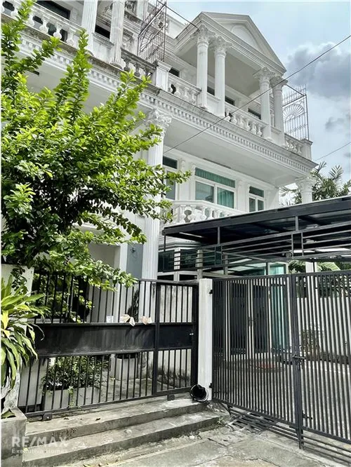 modern-35-story-townhome-with-rooftop-near-st-andrews-sukhumvit-71-pet-friendly-920071001-15771