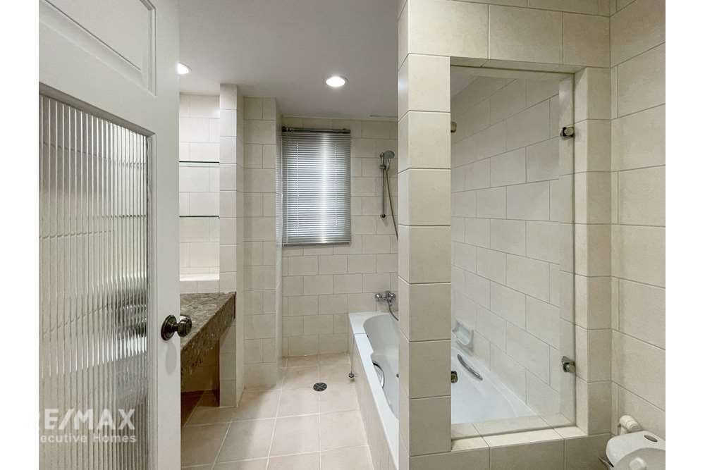 Modern Condo with Spectacular City Views in Downtown 13