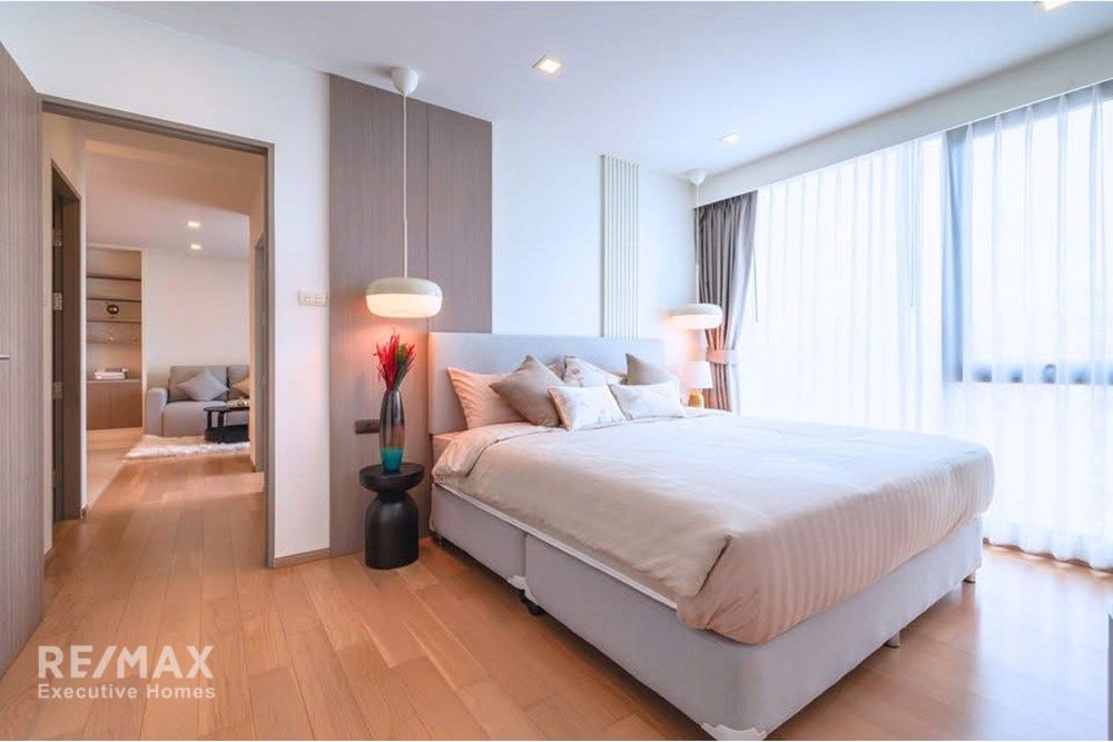 Urban Oasis: 2-Bed Watthana Condo in Bangkok! 11