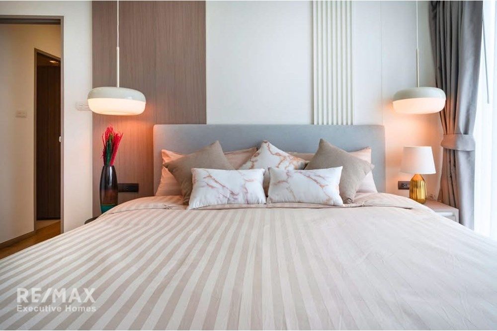 Urban Oasis: 2-Bed Watthana Condo in Bangkok! 12
