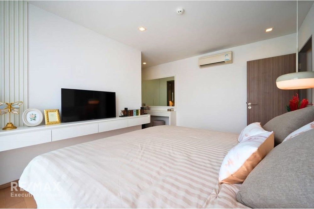 Urban Oasis: 2-Bed Watthana Condo in Bangkok! 13