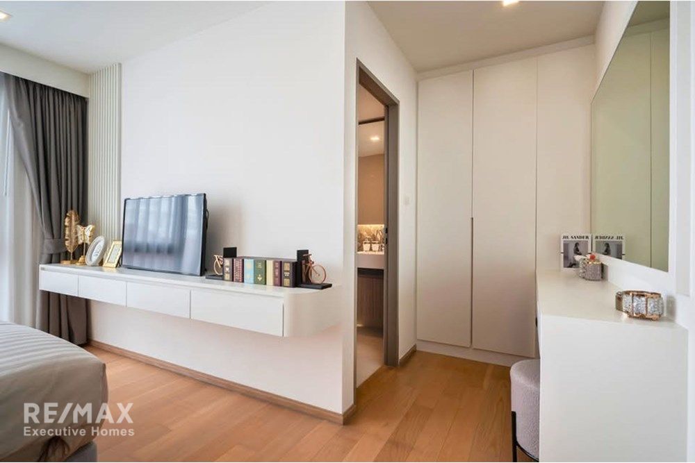 Urban Oasis: 2-Bed Watthana Condo in Bangkok! 14