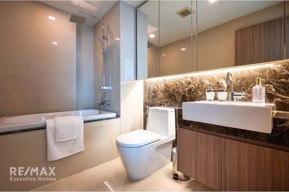 Urban Oasis: 2-Bed Watthana Condo in Bangkok! 16