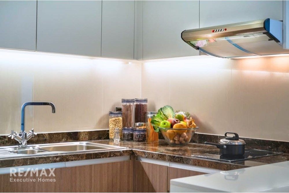 Urban Oasis: 2-Bed Watthana Condo in Bangkok! 6