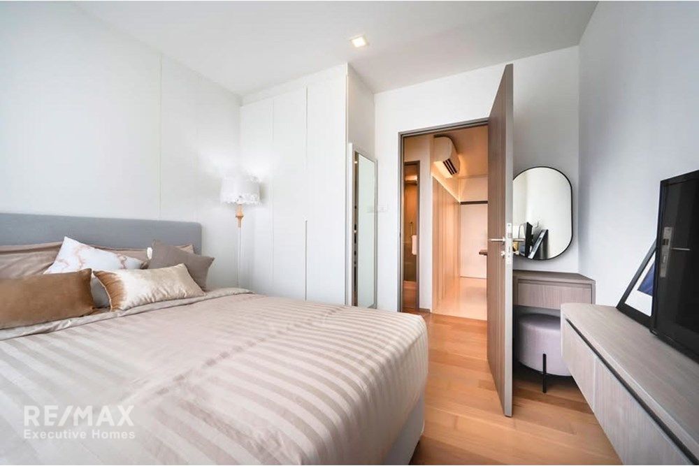 Urban Oasis: 2-Bed Watthana Condo in Bangkok! 8