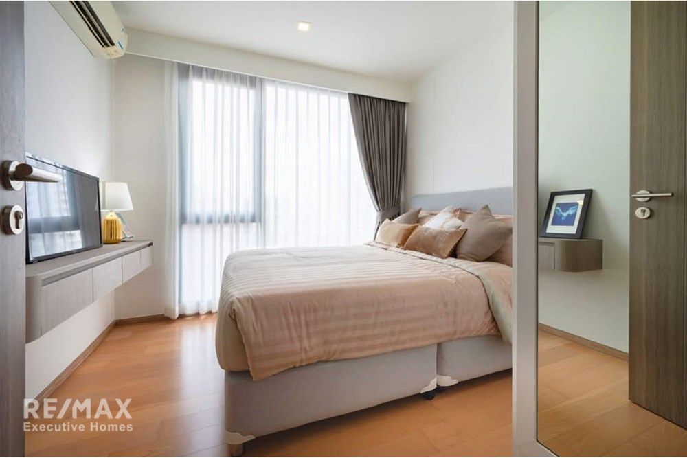 Urban Oasis: 2-Bed Watthana Condo in Bangkok! 9