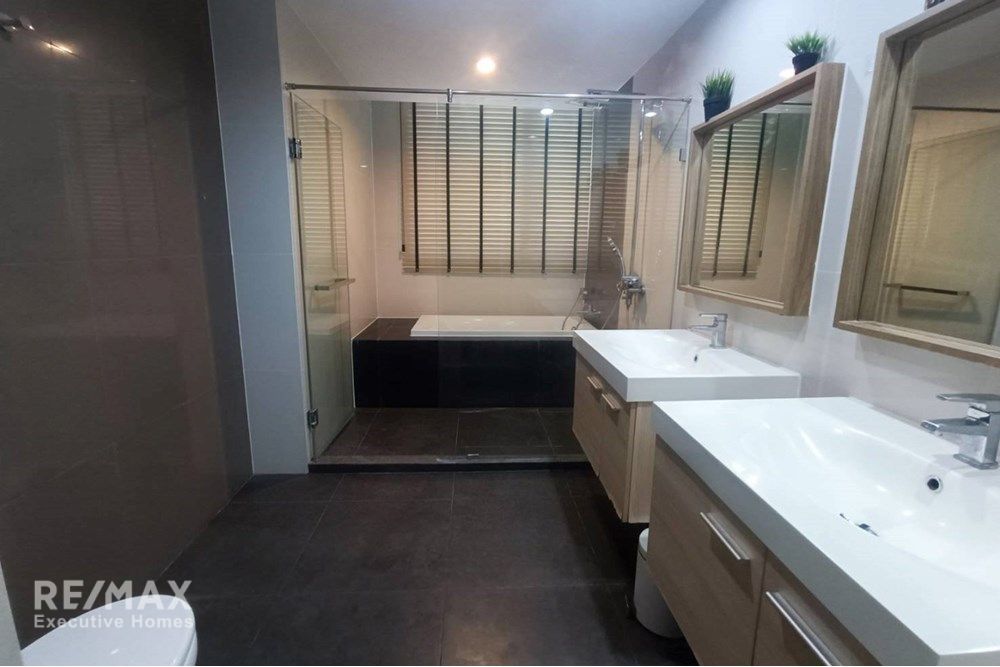 Luxury 4 Bedroom 4 Bathroom Condo for Sale in Watthana, Bangkok 12