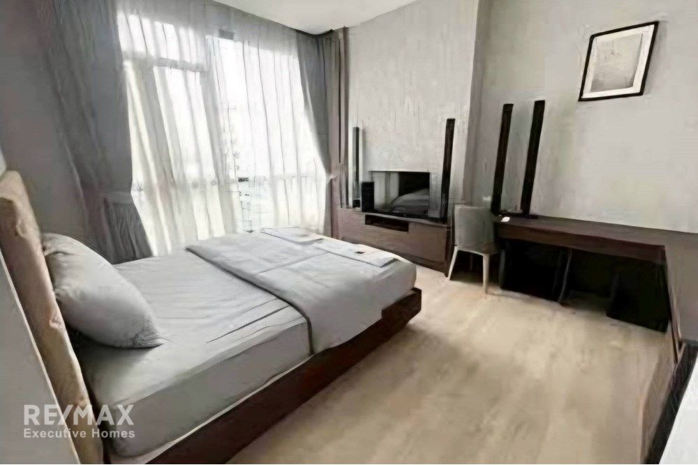 Luxury 4 Bedroom 4 Bathroom Condo for Sale in Watthana, Bangkok 8
