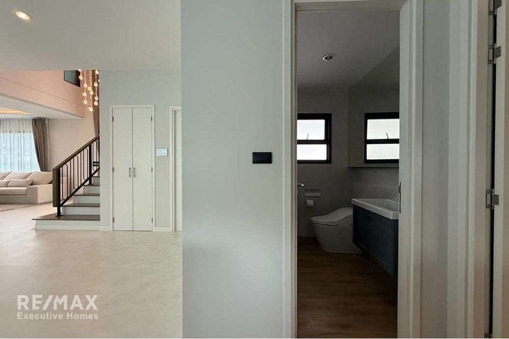Luxurious 4BD Home with Pool in Bang Na, Bangkok! 12