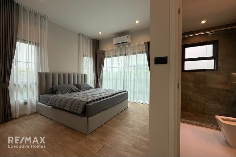 Luxurious 4BD Home with Pool in Bang Na, Bangkok! 15