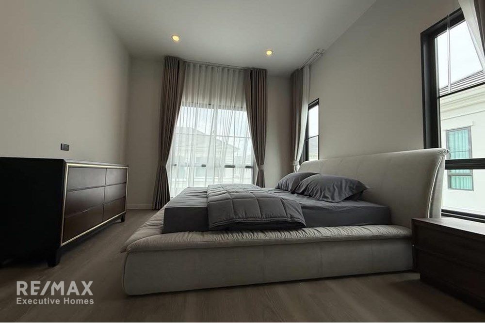 Luxurious 4BD Home with Pool in Bang Na, Bangkok! 6