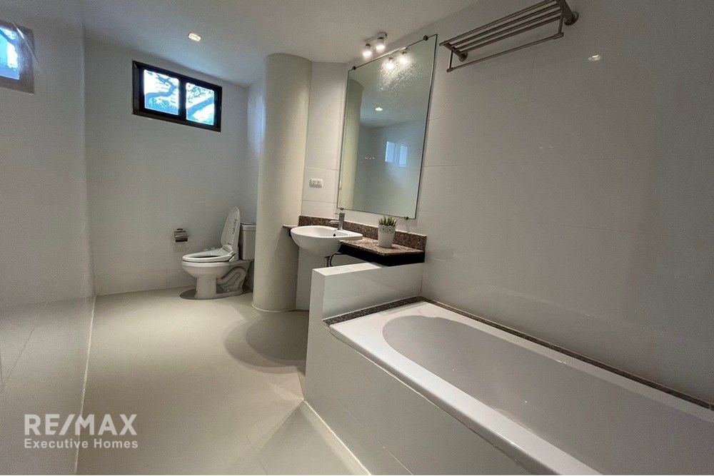 Luxurious 2-Bedroom Condo for Rent in the Heart of Bangkok 5
