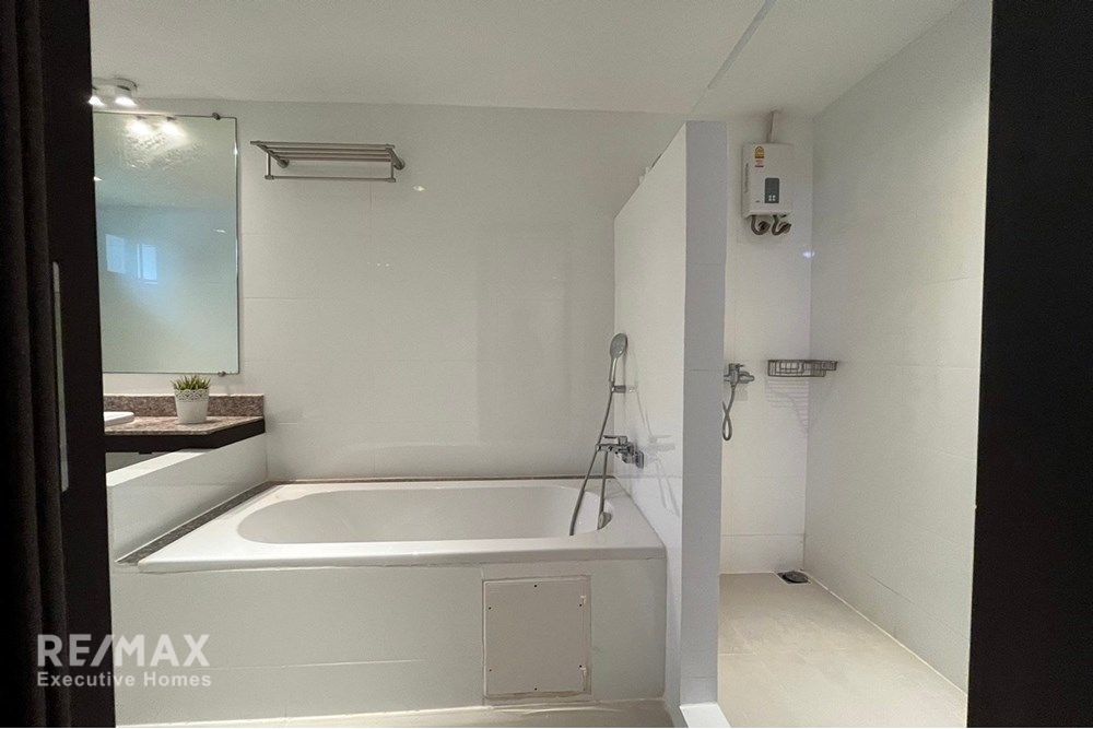 Luxurious 2-Bedroom Condo for Rent in the Heart of Bangkok 6