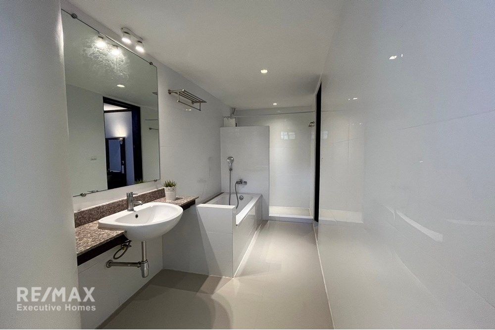 Luxurious 2-Bedroom Condo for Rent in the Heart of Bangkok 8