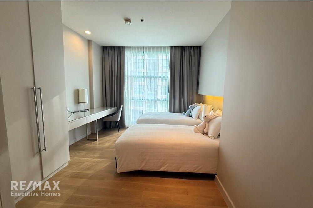 Luxurious Services Apt: 3BR, Riverside Views" with 2 Living room 5