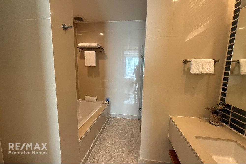 Urban Luxury: 2BR Apt in Chatrium Riverside, BKK 11