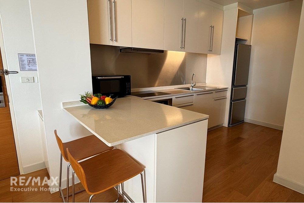 Urban Luxury: 2BR Apt in Chatrium Riverside, BKK 3