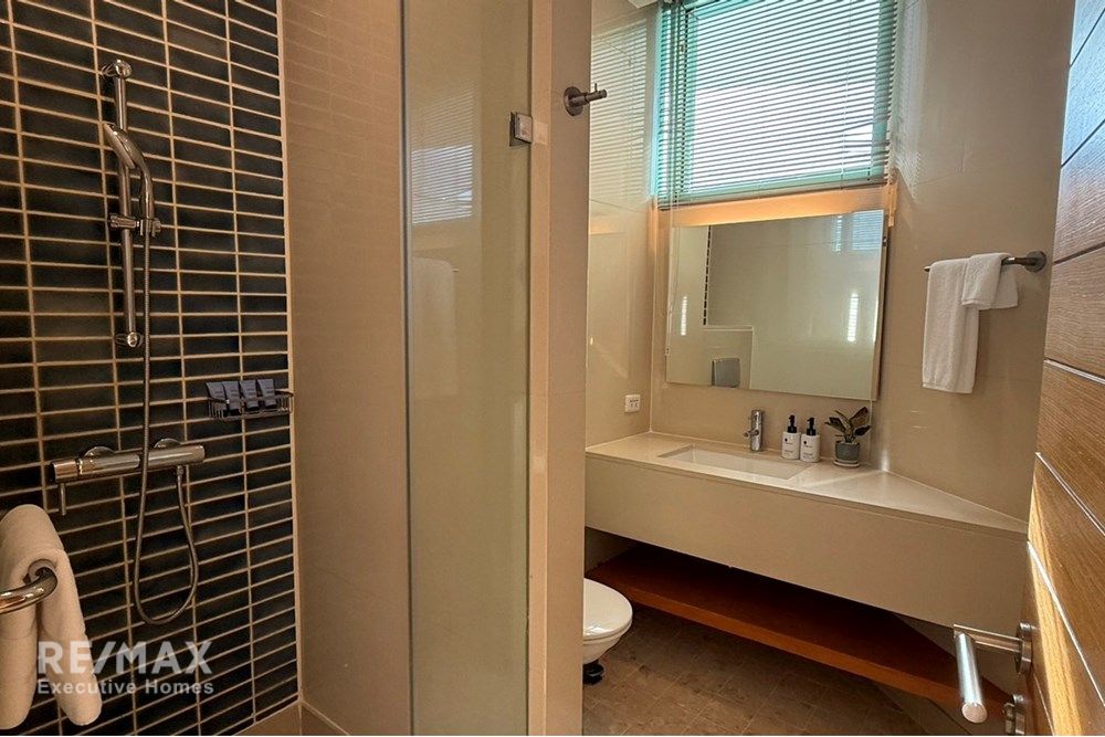 Urban Luxury: 2BR Apt in Chatrium Riverside, BKK 6