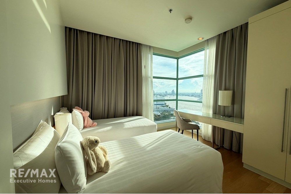 Urban Luxury: 2BR Apt in Chatrium Riverside, BKK 7