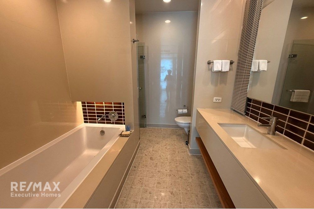 Luxurious 3BR Penthouse Riverside Apartment for Rent in Bangkok 9