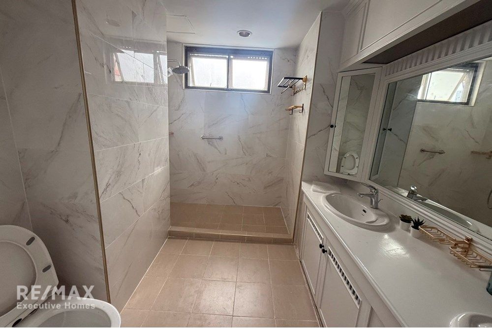 Luxurious Condo in Bangkok's Heart! 14