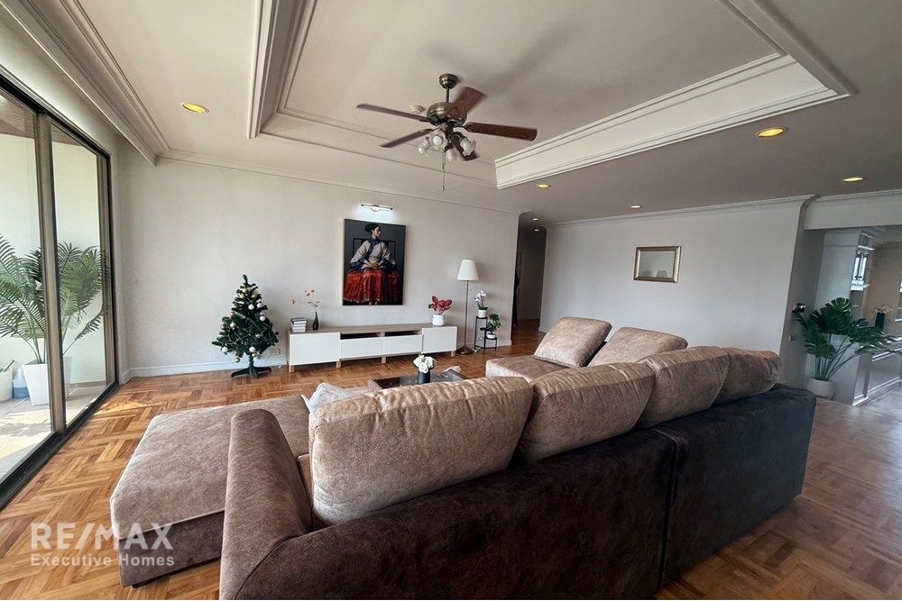 Luxurious Condo in Bangkok's Heart! 3