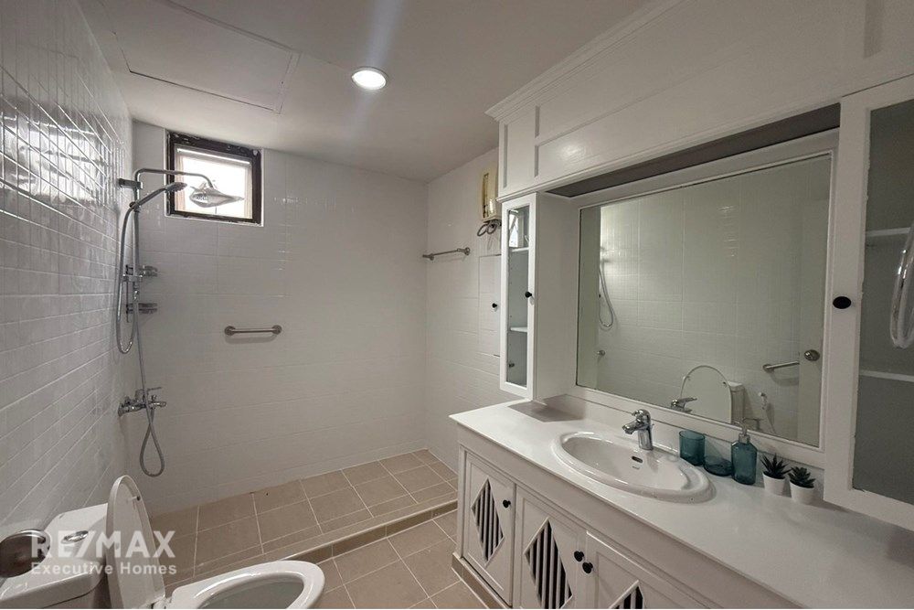 Luxurious Condo in Bangkok's Heart! 9