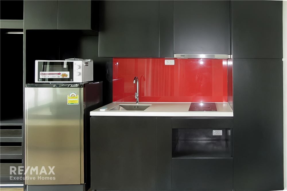 New 1-Bedroom Condo at Siamese Surawong - 7 Mins Walk to MRT Sam Yan 1