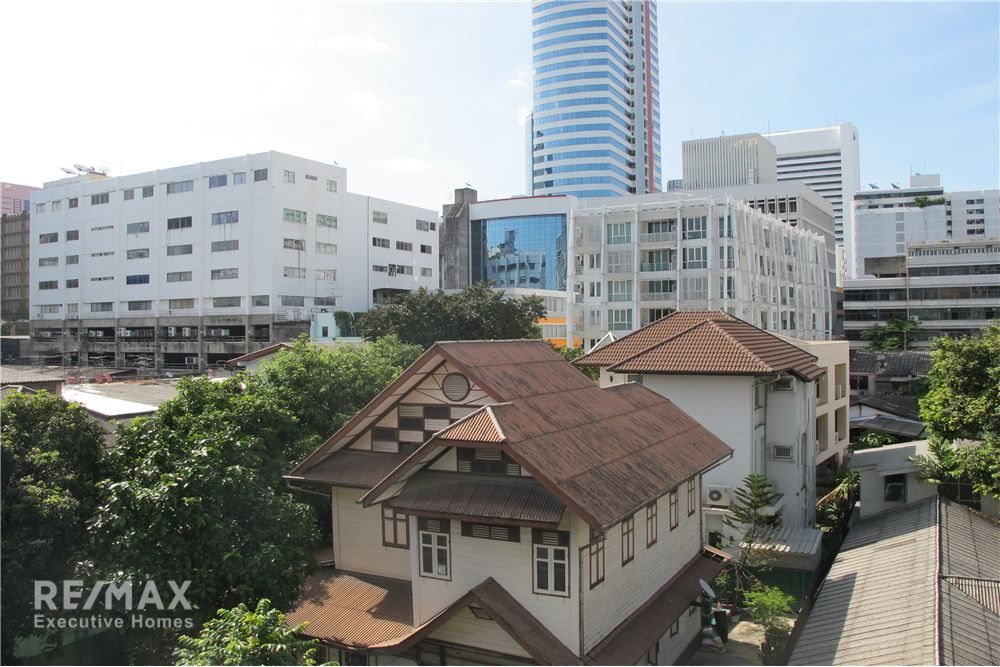 New 1-Bedroom Condo at Siamese Surawong - 7 Mins Walk to MRT Sam Yan 11