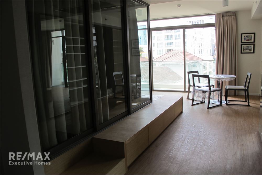 New 1-Bedroom Condo at Siamese Surawong - 7 Mins Walk to MRT Sam Yan 2