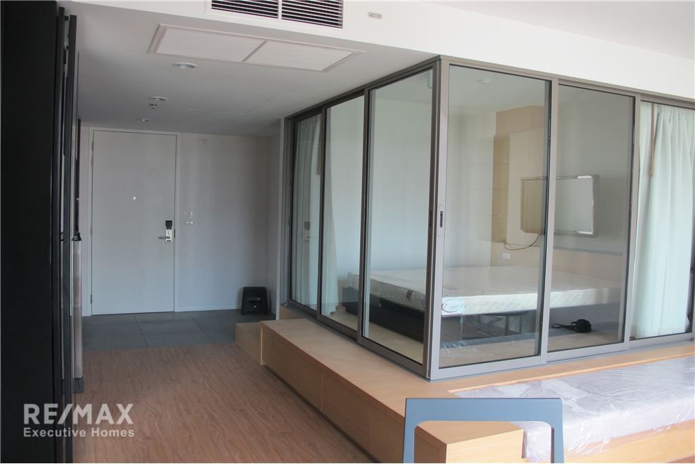 New 1-Bedroom Condo at Siamese Surawong - 7 Mins Walk to MRT Sam Yan 3