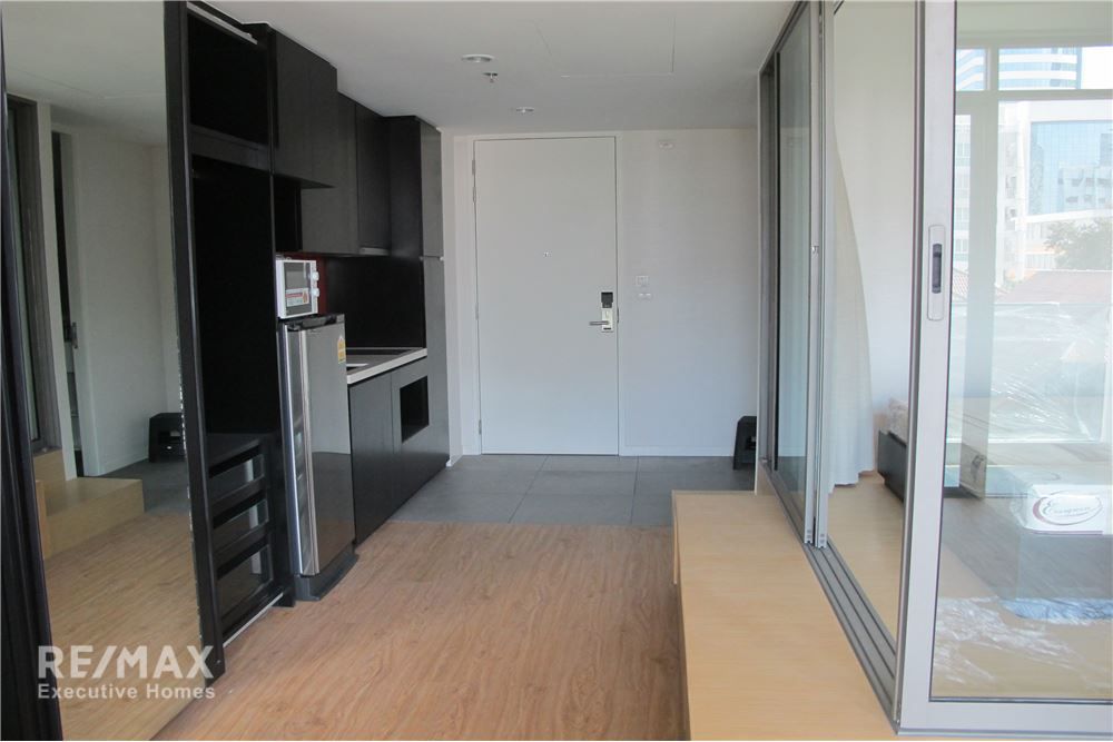 New 1-Bedroom Condo at Siamese Surawong - 7 Mins Walk to MRT Sam Yan 5
