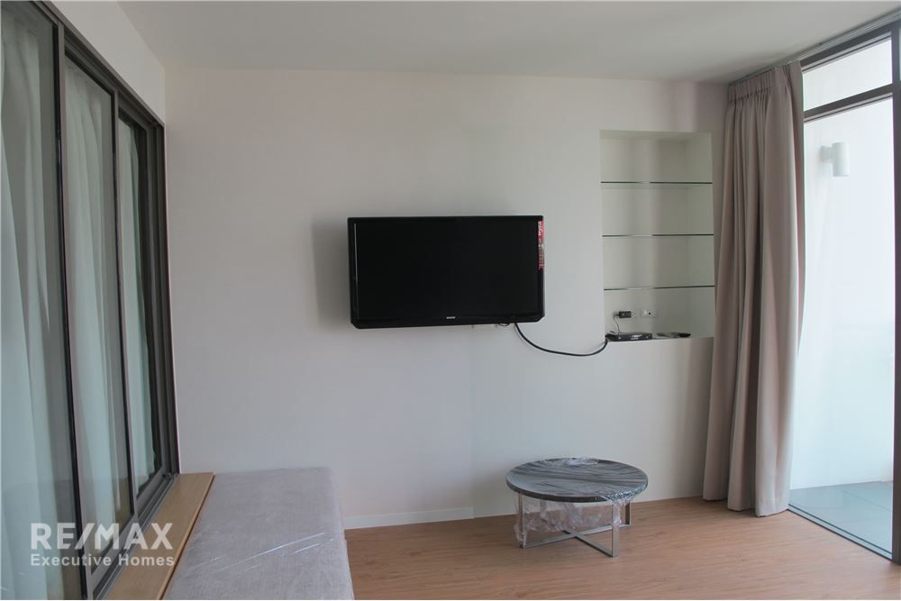 New 1-Bedroom Condo at Siamese Surawong - 7 Mins Walk to MRT Sam Yan 7