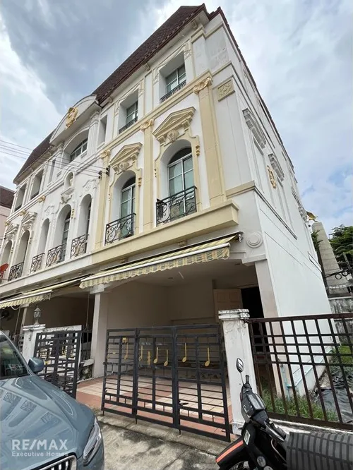modern-townhouse-in-bangkok-style-and-comfort-await-920071001-16398