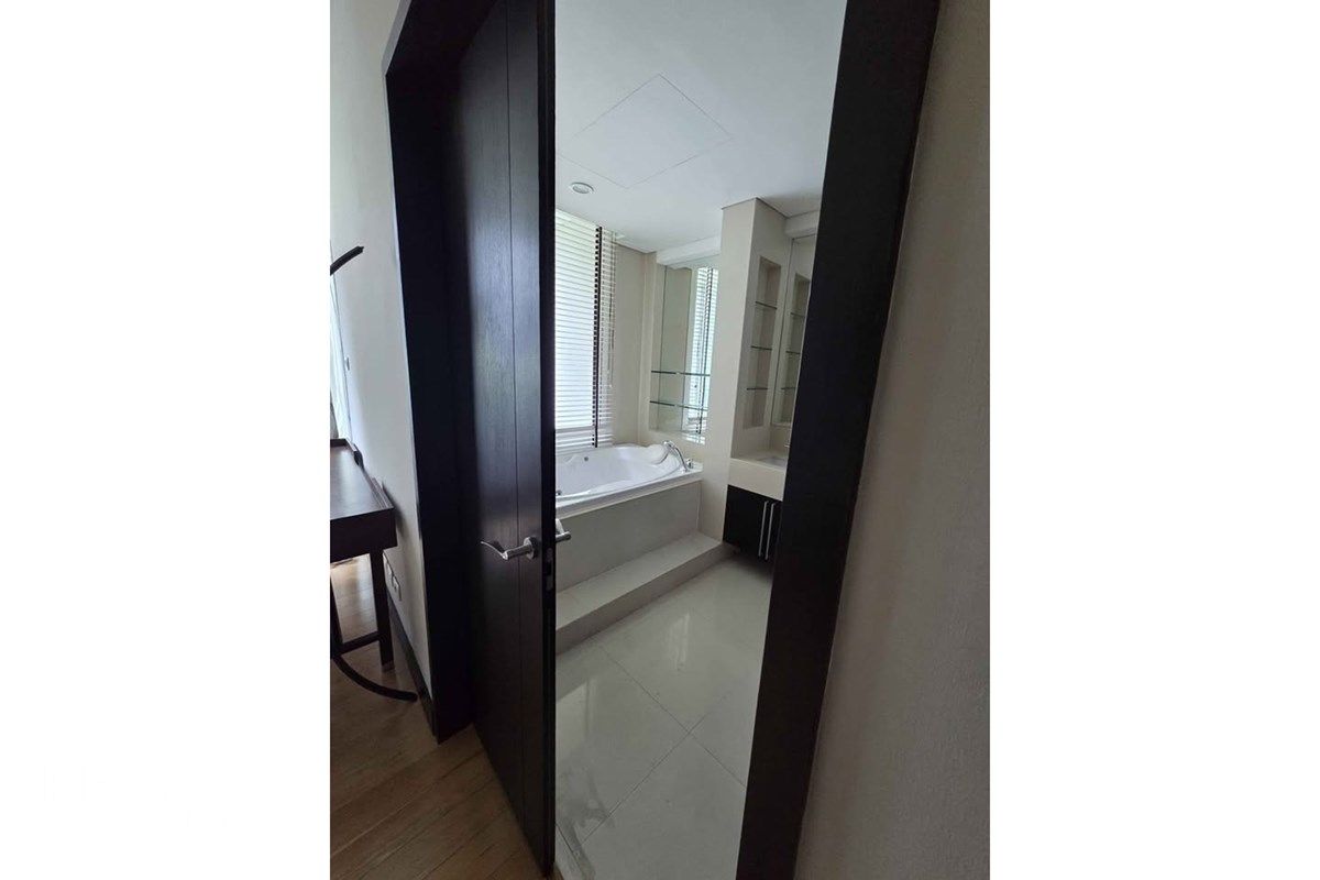 Rent 180K | The Park Chidlom | 258sqm 3BR | Private Lift | EV Charger 12