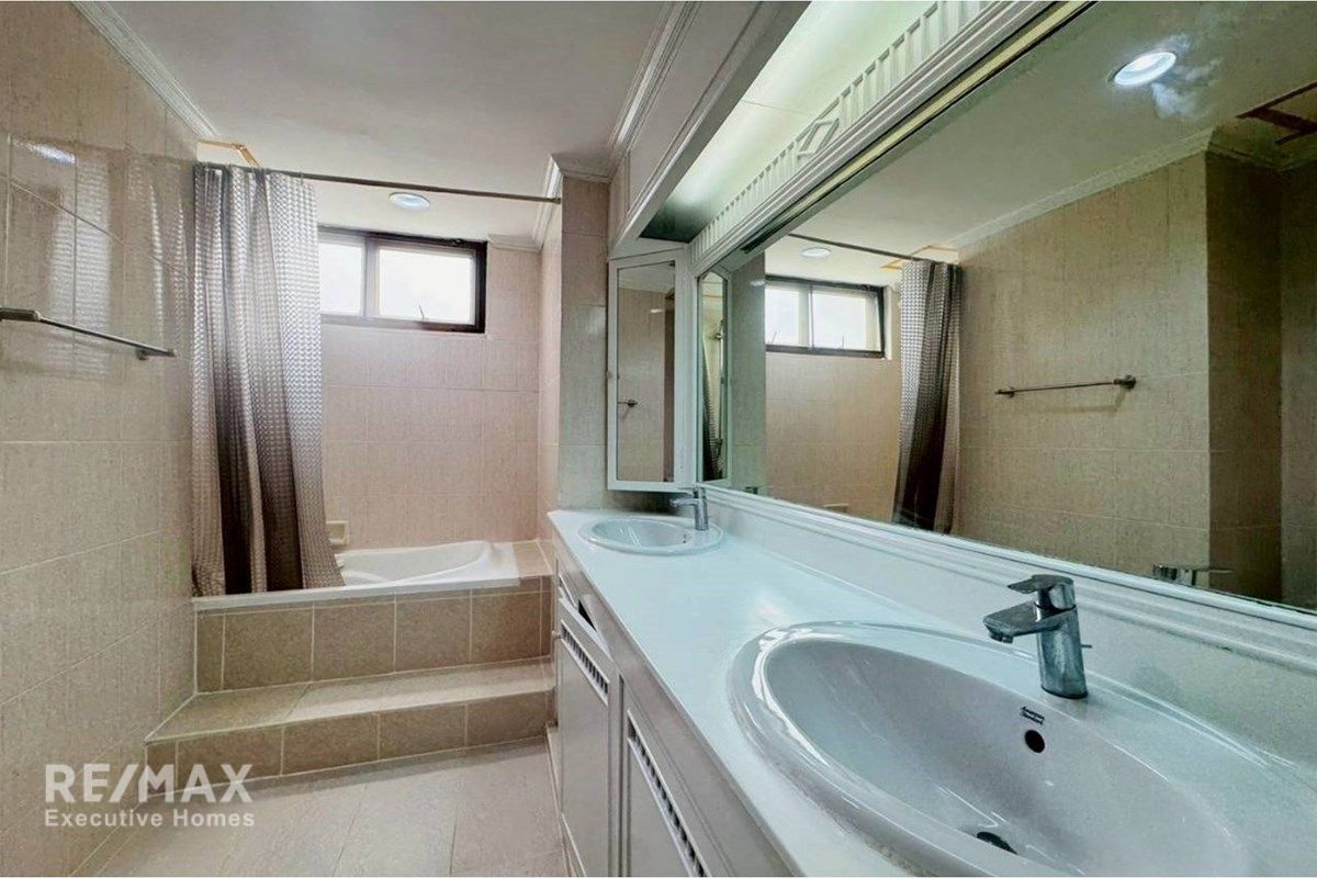 For Rent – Pet-Friendly Apartment Sukhumvit 43 | 4 BR 12