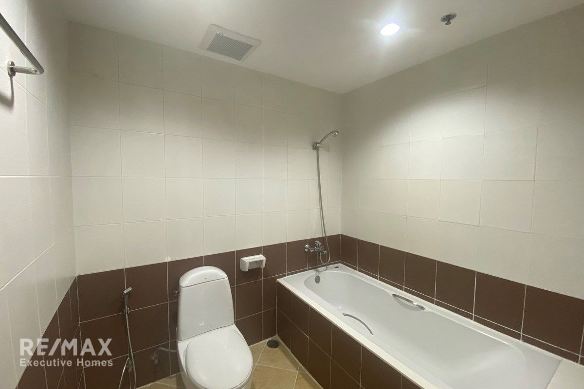 Luxurious 480sqm Sky Penthouse for Rent at 150K with Huge Balcony Near BTS 14