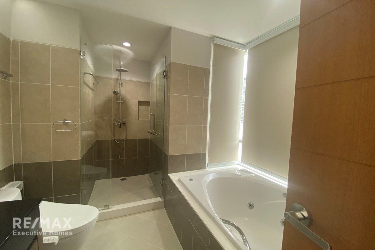 Luxurious 480sqm Sky Penthouse for Rent at 150K with Huge Balcony Near BTS 17