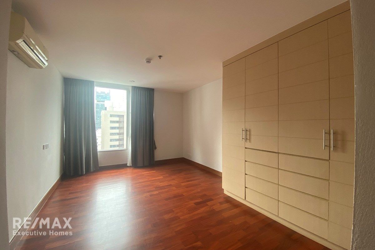 Luxurious 480sqm Sky Penthouse for Rent at 150K with Huge Balcony Near BTS 19