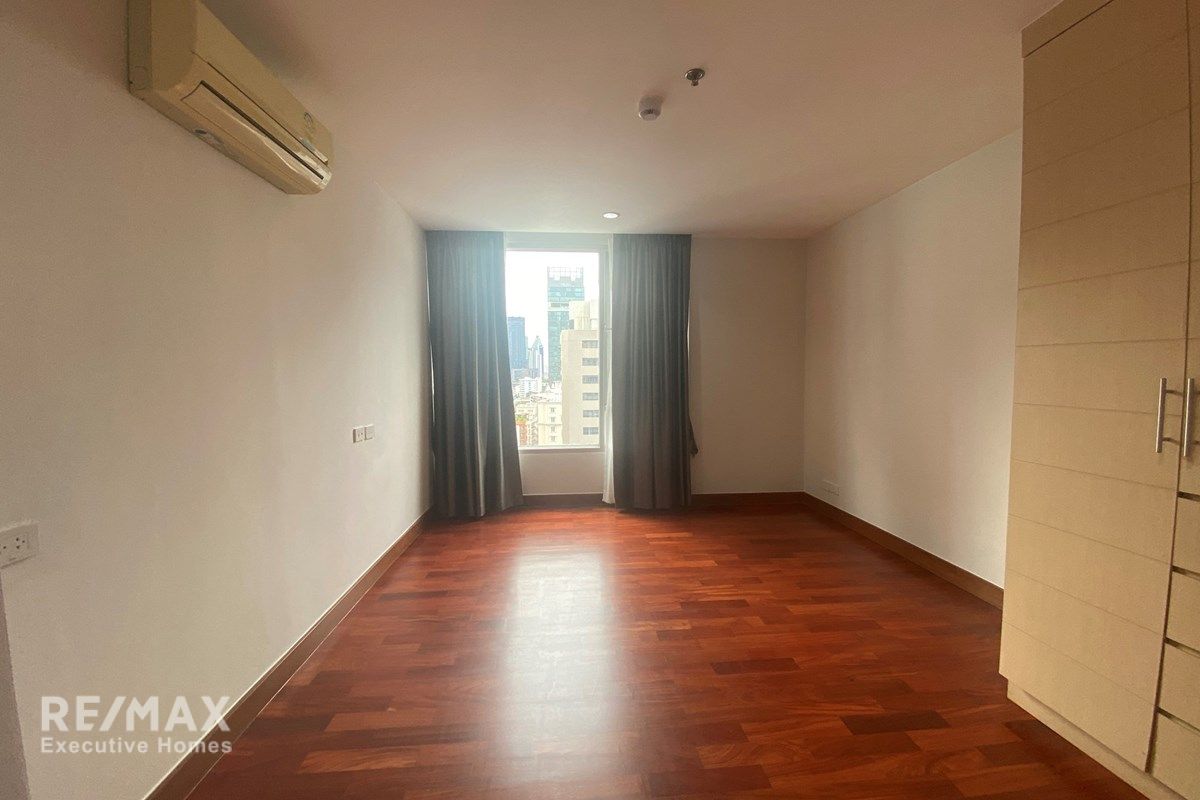 Luxurious 480sqm Sky Penthouse for Rent at 150K with Huge Balcony Near BTS 21