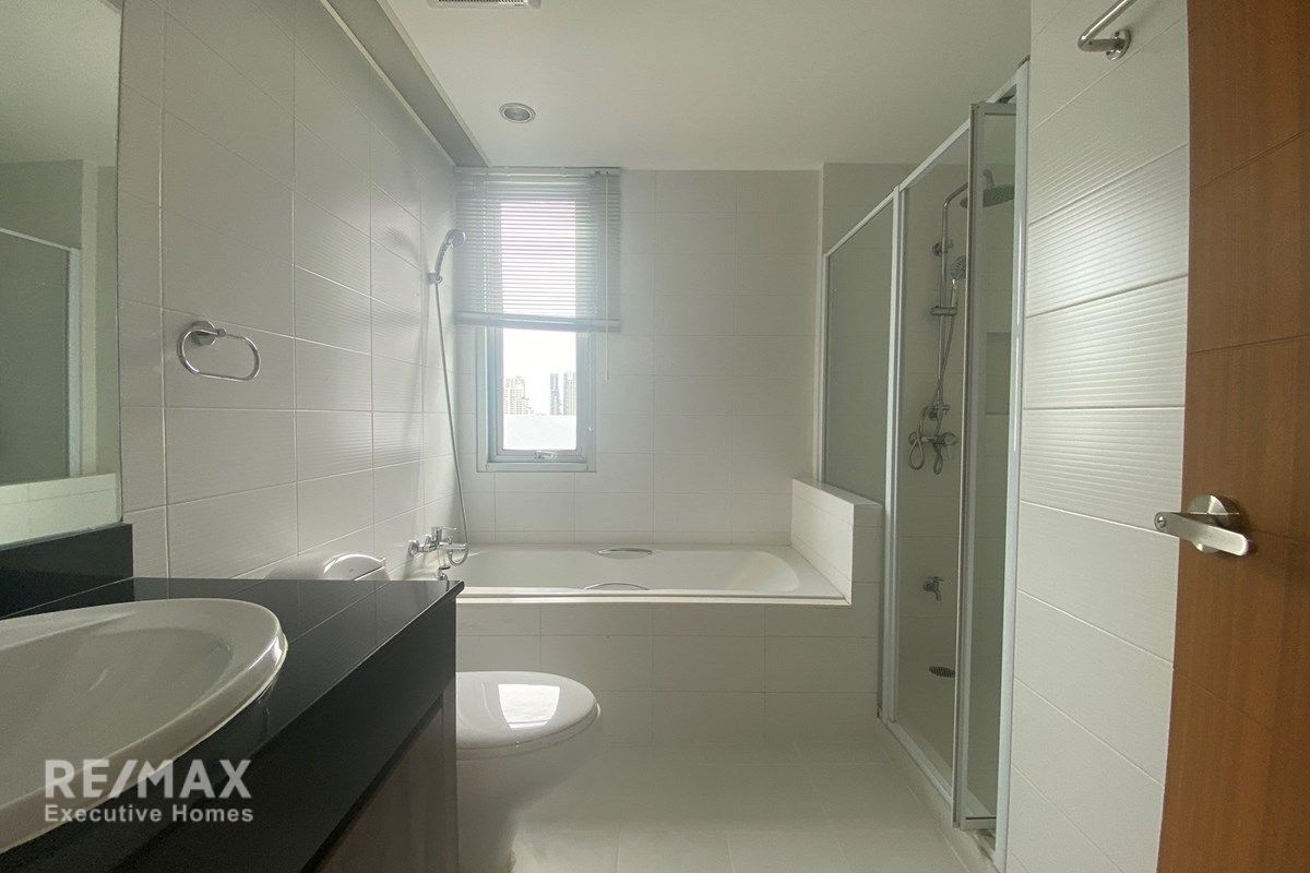 Luxurious 480sqm Sky Penthouse for Rent at 150K with Huge Balcony Near BTS 25