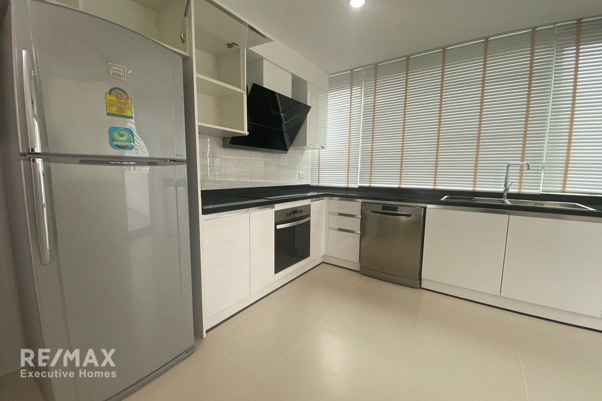 Luxurious 480sqm Sky Penthouse for Rent at 150K with Huge Balcony Near BTS 4