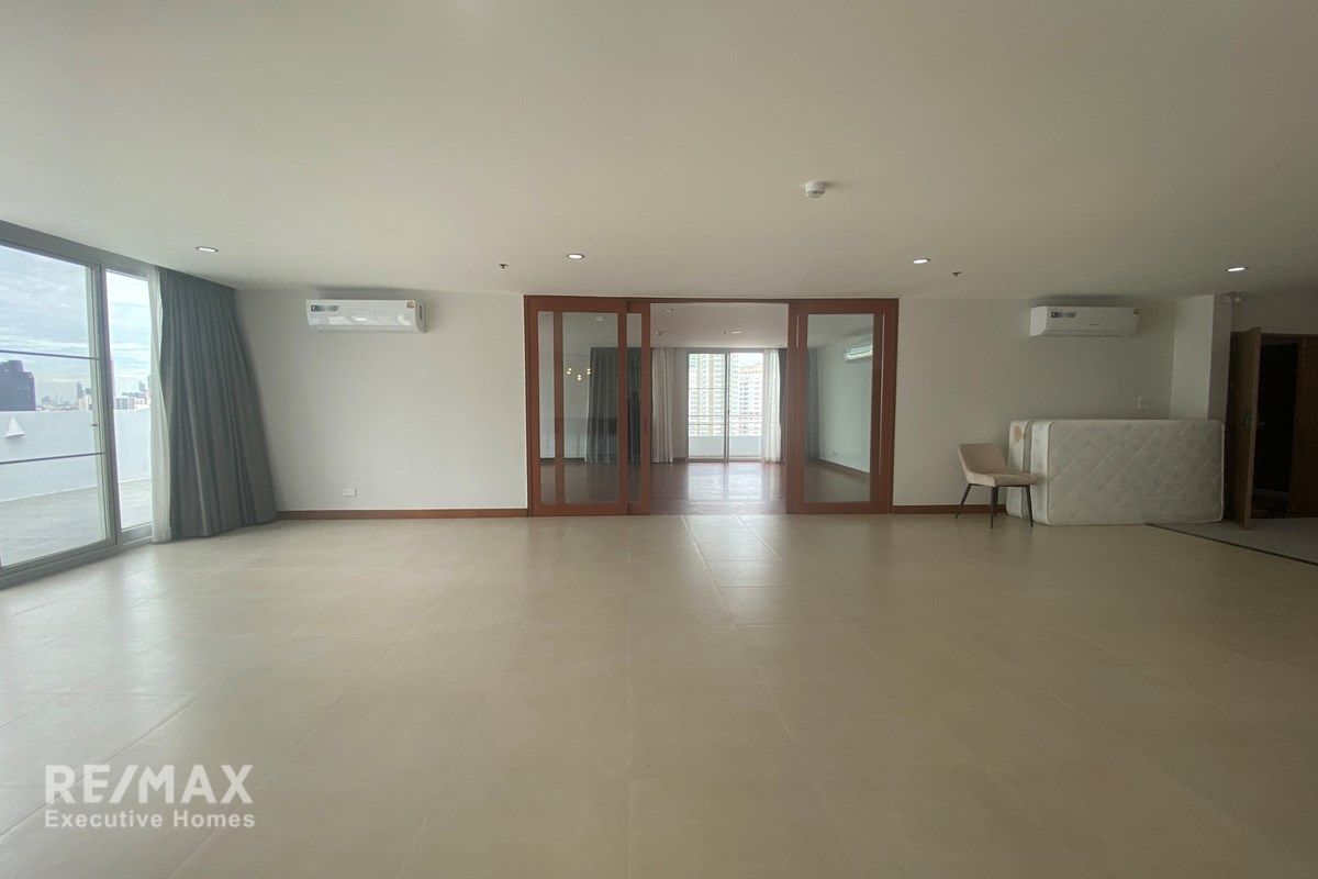 Luxurious 480sqm Sky Penthouse for Rent at 150K with Huge Balcony Near BTS 6