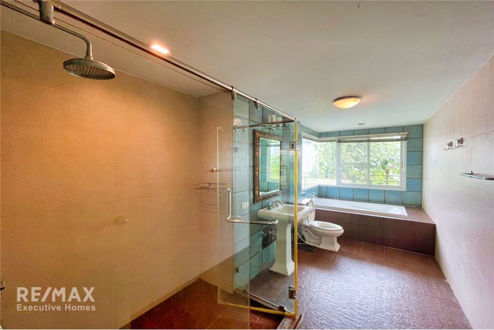 Pet-Friendly 2-Bedroom Condo with Huge Balcony in Sukhumvit 31 11