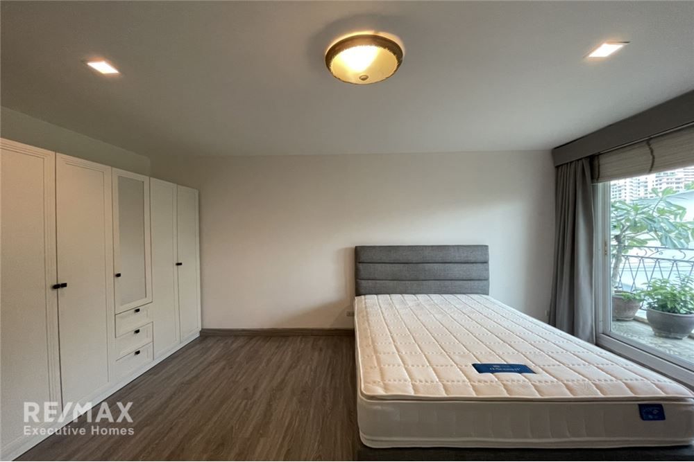 Pet-Friendly 2-Bedroom Condo with Huge Balcony in Sukhumvit 31 13